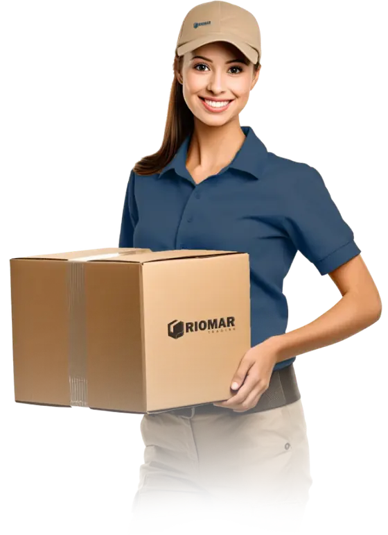 Funcionária sorridente de boné e camisa azul segurando uma caixa com a marca Riomar